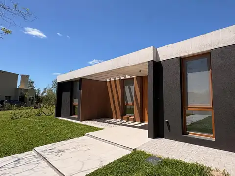 Venta | Casa a estrenar en una planta con 3 dormitorios y pileta | Acacias, Puertos