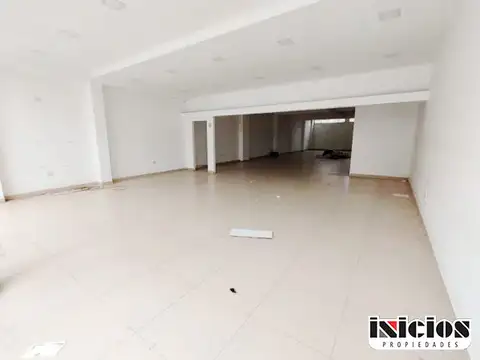 C311 - Local frente al supermercado Coto.