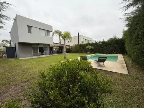 Casa en Alquiler con 1 cochera