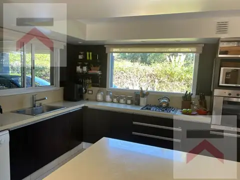 Casa en Venta con 4 cocheras