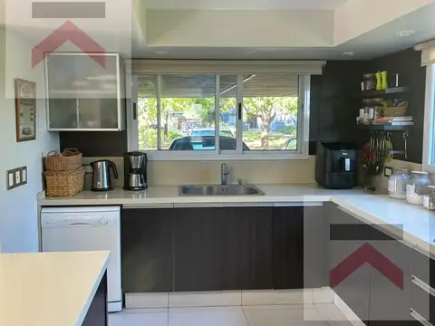 Casa en Venta con 4 cocheras