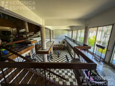 Casa en Alquiler con 5 cocheras