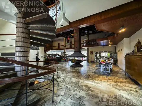 Casa en V.Sarmiento 7 ambientes patio cocheras piscina