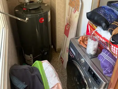 Retasado  J. F Olmos 36 P7mo.  Semipiso 3 amb. c/bcón. Baulera T65m². Muy luminoso.