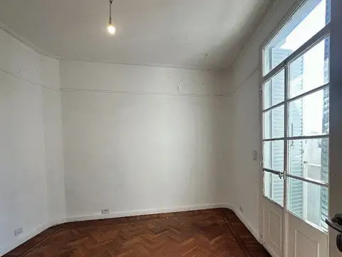 Luminoso y amplio departamento 2 ambientes con balcón al contrafrente.