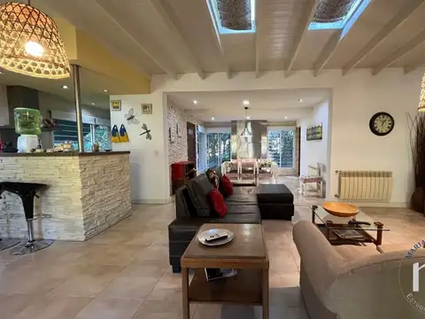 Casa 4 ambientes con 2 baños