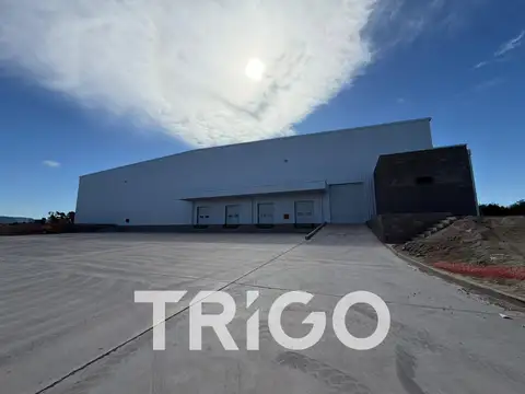Nave de 4.500m2 mas 300m2 de oficina  en alquiler Acceso Oeste y Camino del Buen Ayre Predio cerrado