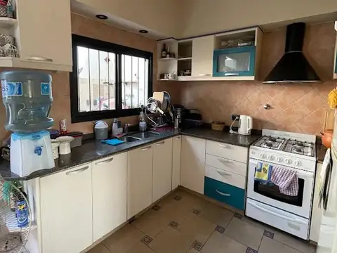 Casa 4 ambientes con 2 baños