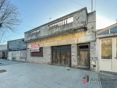 VENTA CASA CON COCHERA A REFACCIONAR/ LOTE, SAYOS 5400, VILLA LUGANO