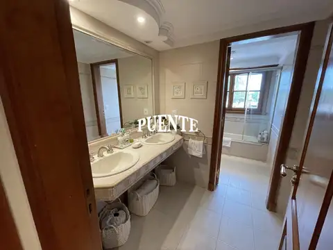 Casa en Venta con 4 cocheras