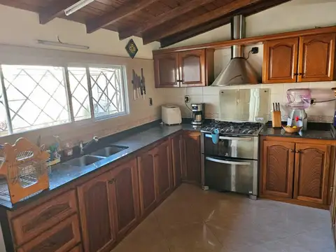Casa 4 ambientes con 2 baños