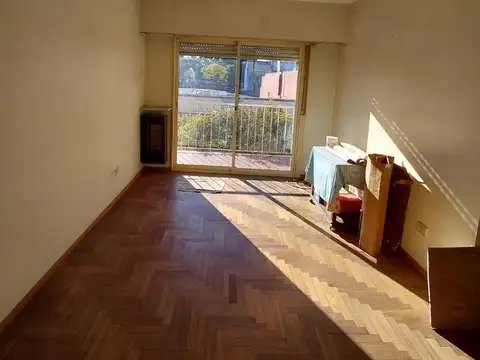 DEPARTAMENTO 3 AMBIENTES AL FRENTE CON BALCON