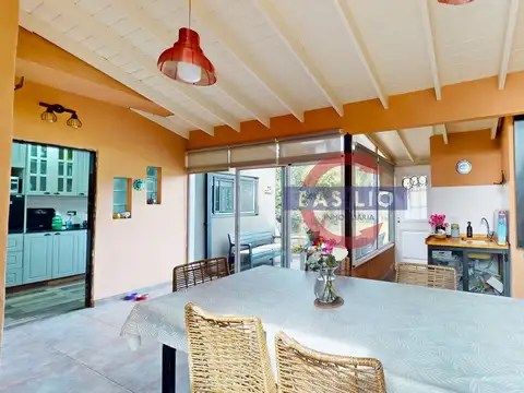 VENTA | CASA EN LOTE PROPIO CON JARDÍN, PILETA Y QUINCHO – JURAMENTO AL 400