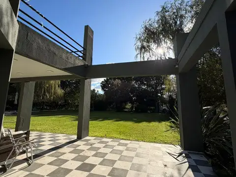 Hermosa casa quinta a metros de Acceso Lebensohn