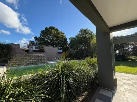 Hermosa y moderna casa quinta con pileta climatizada.