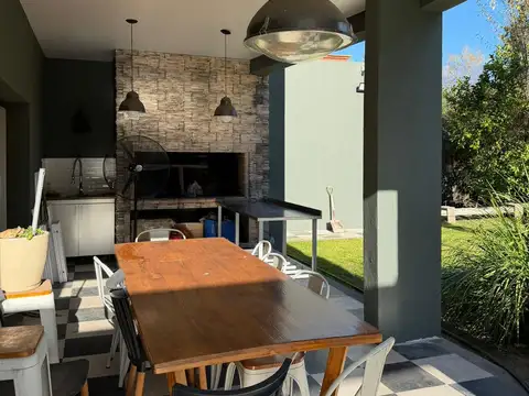 Hermosa casa quinta a metros de Acceso Lebensohn