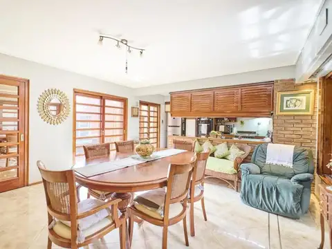 VENTA CASA 5 AMBIENTES PILETA JARDIN QUINCHO BANF