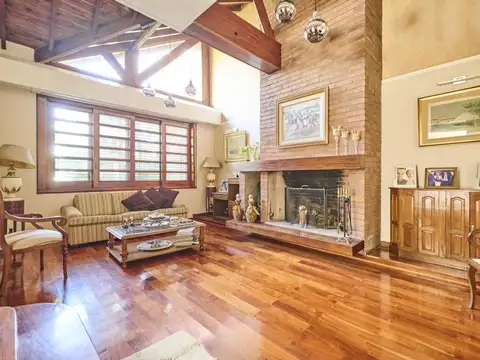 VENTA CASA 5 AMBIENTES PILETA JARDIN QUINCHO BANF
