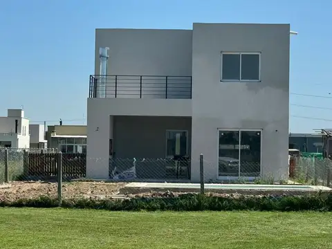 Casa 4 ambientes con 2 baños