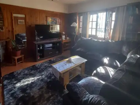 Esquel - Venta casa con departamento y patio