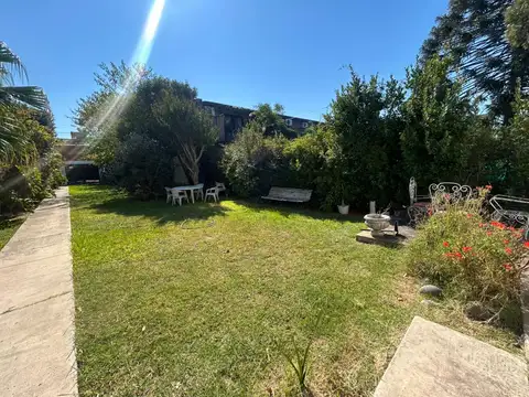 Casa en alquiler en Manuel B. Gonnet – Verde, comodidad y entorno único