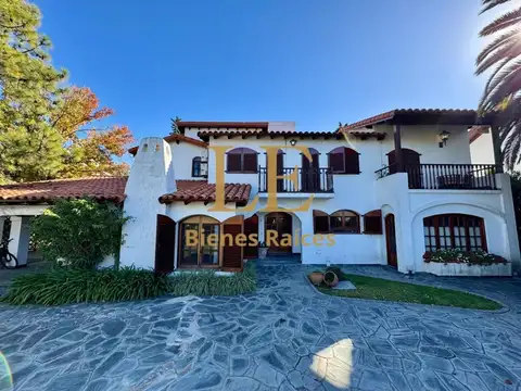 Casa 5 ambientes con 4 baños