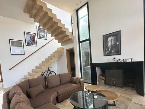 Casa en Alquiler con 2 cocheras