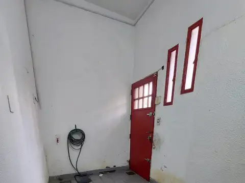 2 LOCALES COMERCIALES Y / O INDUSTRIAL CON BAÑO EN PROPIEDAD HORIZONTAL
