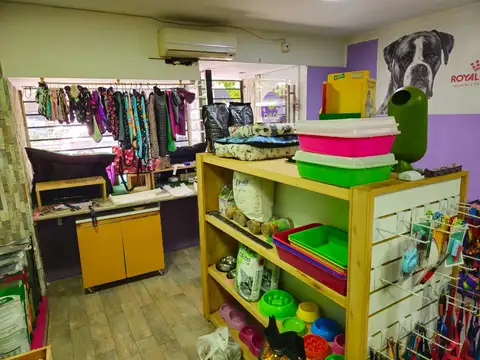 IDEAL LOCAL A LA CALLE SOBRE AV. HONORIO PUEYRREDON EN CABALLITO, CERCA DE TODO.