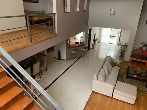 Depto Tipo Casa 9 ambientes con 3 baños