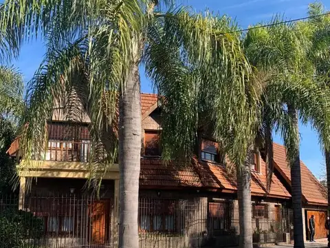 *EXCELENTE CHALET SOBRE 390,74 M2 DE TERRENO TOTALES  *6 AMB. (4 DORM. + DEP. SERV. + ESCRITORIO)