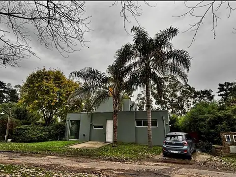 Muy buena casa de 4 ambientes en bro. Priv, Los 3 Coniles