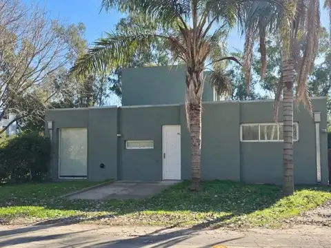 Casa en venta de 4 ambientes en bro. Priv, Los 3 Coniles