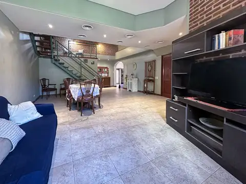Venta casa 5ambs. con cochera. Quincho y patio.