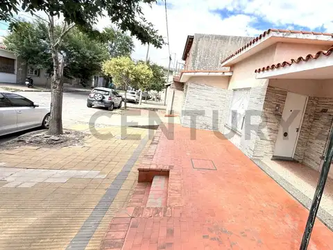 Elegancia y espacio: Casa con piso de mármol, patio de 40 m, patio de invierno y