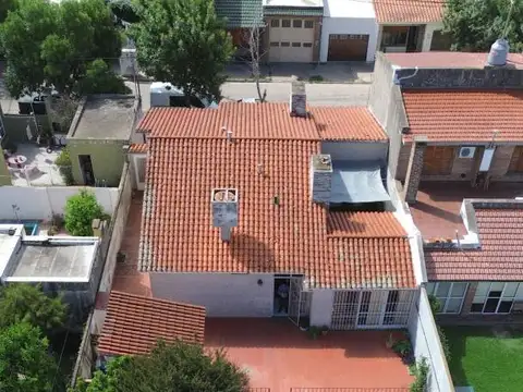Elegancia y espacio: Casa con piso de mármol, patio de 40 m, patio de invierno y