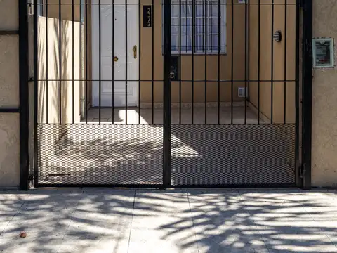 Departamento tipo casa en venta en Ituzaingo Sur