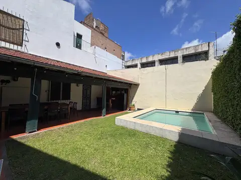 Casa en Venta, Abasto, Rosario, 3 dormitorios con patio, pasillo unico !