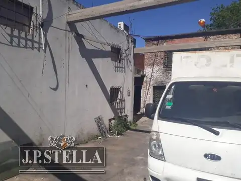 Local 70 m²   Galpon de 200 m² - Lote 265 m²  - Villa Luzuriaga