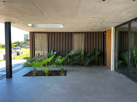 Casa 7 ambientes con 5 baños