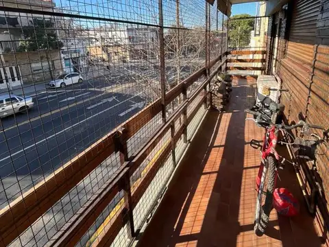 Venta. Departamento 3 amb + dep. Carabobo y Primera Junta.