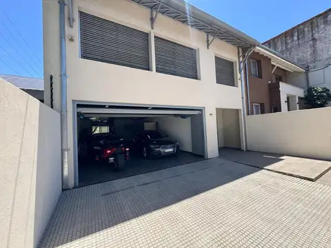 Casa en Venta con 3 cocheras