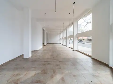 Local es esquina, 200 m2, amplia vidriera, una planta