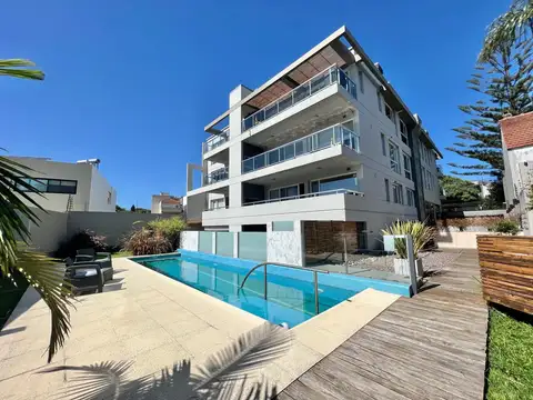 Departamento de categoría en venta con cochera y baulera sobre Av. Libertador, Martínez.