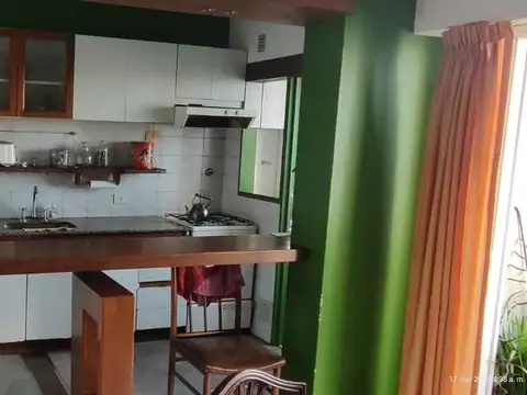 Semi-piso 3 ambientes con muy buena vista sobre av. Maipú  Cocina con desayunador - con cochera