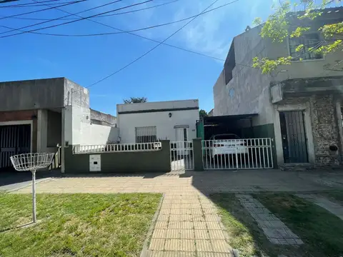 VENTA de CASA 3 AMB CON COCHERA, PATIO y JARDIN. APTO CREDITO. CASEROS