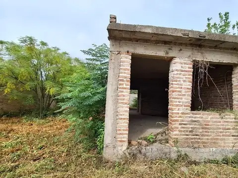 Vende lote 300m2 con construccion en Toledo Cba.