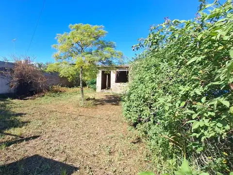 Vende lote 300m2 con construccion en Toledo Cba.