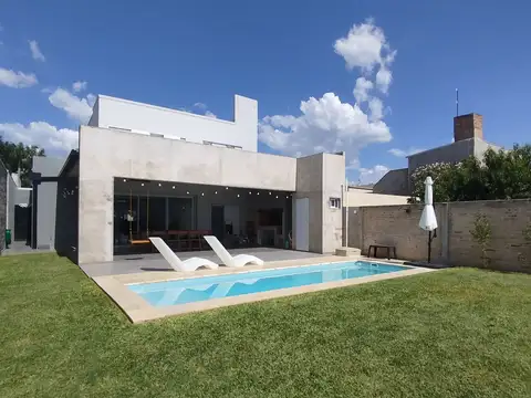 Casa soñada a la venta en Esperanza, 3 dormitorios , 3 baños!