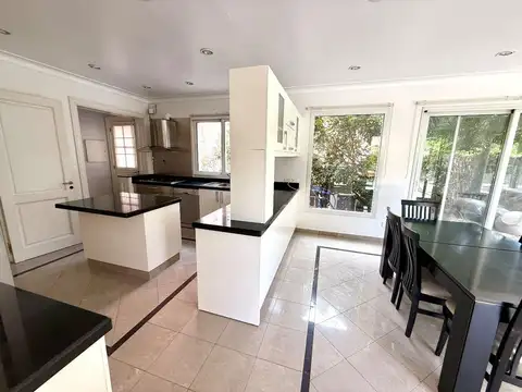 Casa 6 ambientes con 5 baños